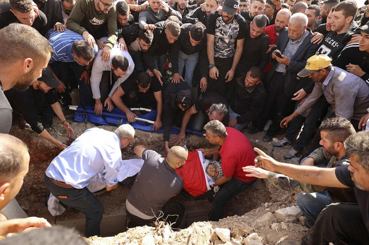 Tentara Israel mengatakan telah melakukan operasi besar-besaran bersama polisi dan petugas intelijen yang menargetkan sebuah situs yang digunakan oleh operasi utama The Lions Den, menggambarkannya sebagai markas dan bengkel untuk membuat senjata para militan.