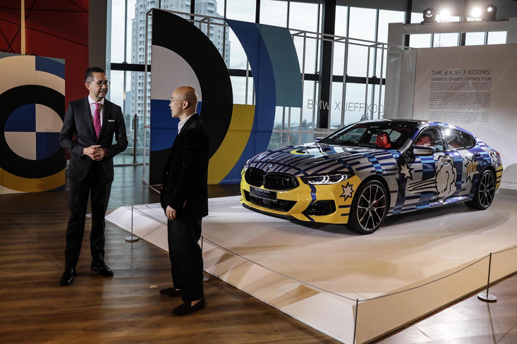 President Director BMW Group Indonesia Ramesh Divyanathan bersama Director Museum MACAN Aaron Seeto melihat mobil BMW THE 8 X JEFF KOONS di Museum MACAN, Jakarta, Selasa, 25 Oktober 2022. 