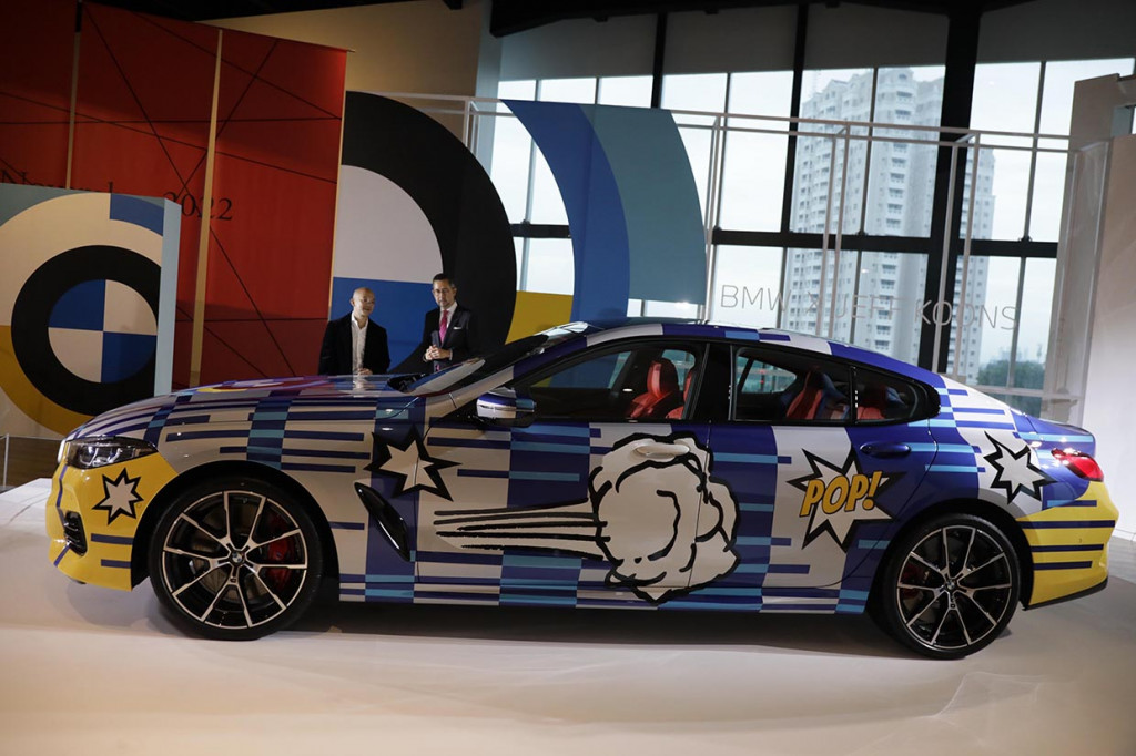 Tampilan sedan ini terlihat ekslusif dengan grafis desain di sekujur bodi. Tona warna yang berbeda, mulai dari biru hingga silver serta dari kuning hingga hitam, membuat sedan ini terasa jadi karya seni. 