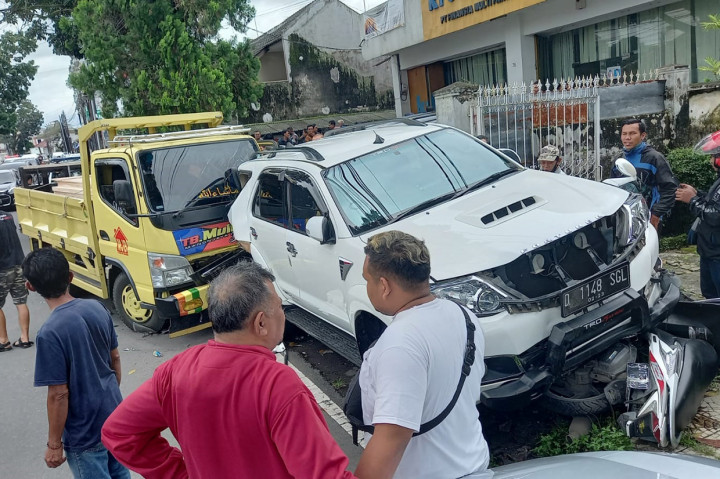Pelaku yang belum diketahui identitasnya itu mengalami luka di bagian kepala usai menabrak kendaraan dan langsung dibawa ke RSUD Soekardjo Tasikmalaya oleh warga sekitar.