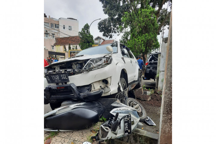 Sementara itu, pihak Kepolisian hingga kini masih menyelidiki kasus tabrakan di Jalan RE Martadinata Kota Tasikmalaya tersebut. Kepala Unit Penegakan Hukum (Gakkum) Satlantas Polres Tasikmalaya Kota, Ipda Ipan Faisal, menyebut tabrakan ini terjadi karena truk engkel hilang kendali.