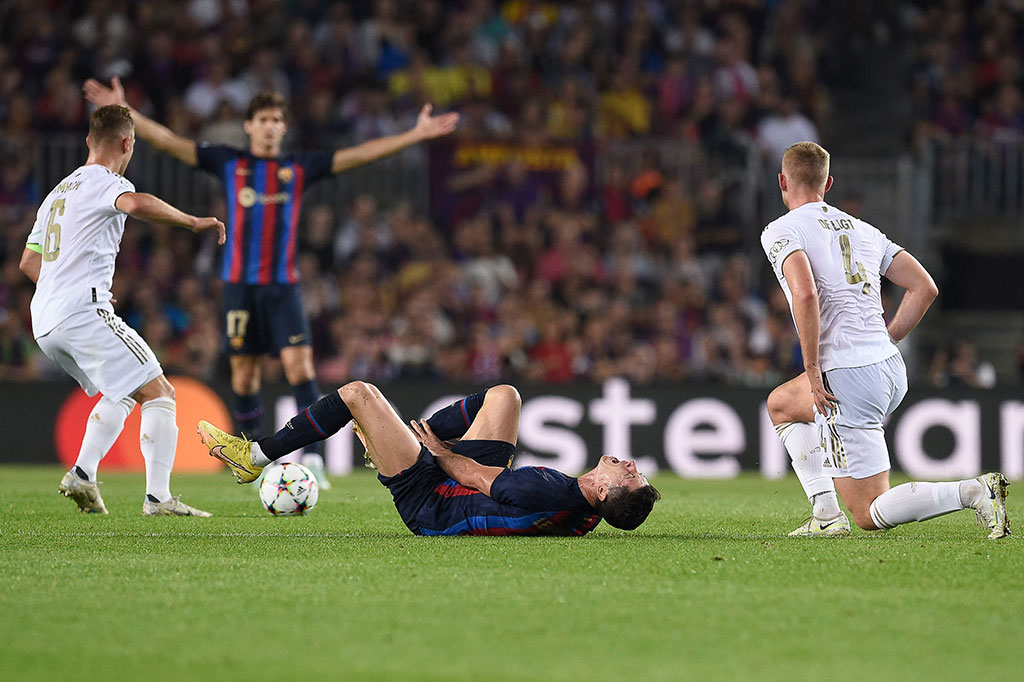 Barcelona sempat mendapatkan penalti jelang akhir babak pertama. Robert Lewandowski terjatuh di kotak penalti dan wasit sempat menunjuk titik putih. Setelah dicek VAR, tidak ada pelanggaran dilakukan Bayern, sehingga penalti dibatalkan. Skor 2-0 bertahan hingga turun minum.