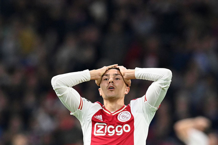 Liverpool nyaris kebobolan saat laga baru berjalan tiga menit lewat sepakan Steven Berghuis. Sayang sepakannya hanya membentur tiang gawang.