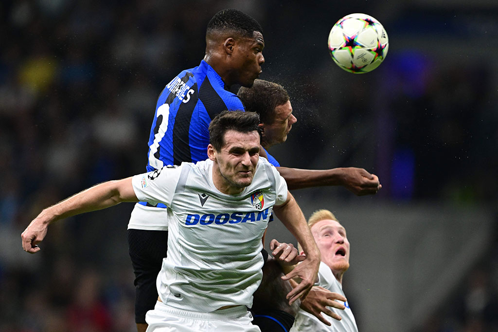 Laga kedua tim berjalan sangat terbuka. Inter dan Viktoria Plzen saling bertukar serangan, tetapi belum ada yang bisa menghasilkan gol di 20 menit pertama.