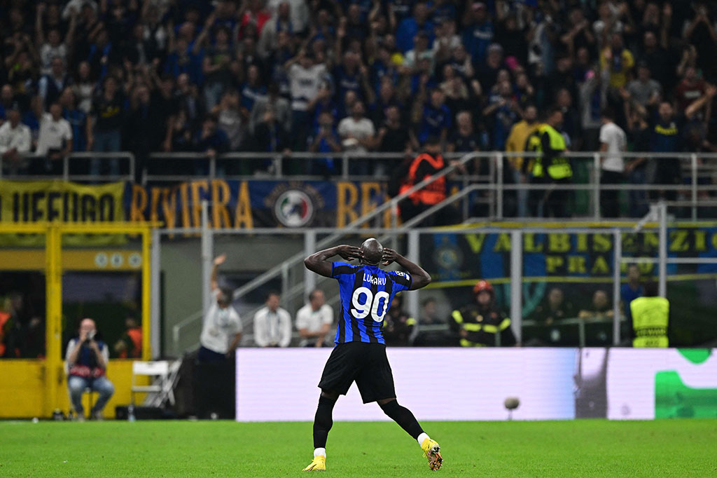 Tuan rumah menyempurnakan performa apik mereka dengan gol keempat pada menit ke-87. Pemain pengganti, Romelu Lukaku mencatatkan namanya di papan skor. Skor 4-0 menjadi penutup pertandingan ini.