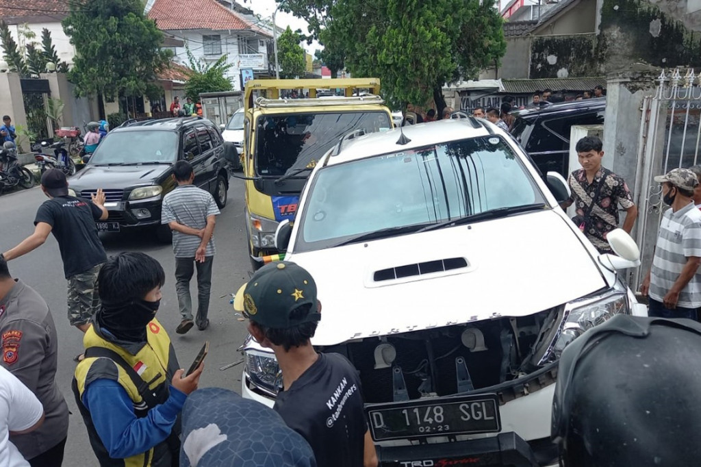 Seorang sopir truk menabrak rentetan kendaraan yang sedang terparkir di pinggir Jalan RE Martadinata Kota Tasikmalaya, Jawa Barat, Rabu, 26 Oktober 2022. Insiden ini diduga karena epilepsi sopir truk tersebut kambuh karena sempat kejang-kejang.