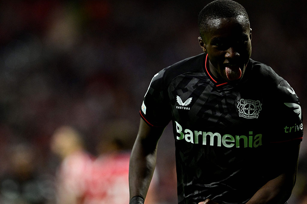 Tuan rumah harus kecolongan terlebih dahulu pada menit ke-9, ketika Moussa Diaby dengan tenang menuntaskan umpan Adam Hlozek untuk menaklukkan Jan Oblak. Skor menjadi 1-0.