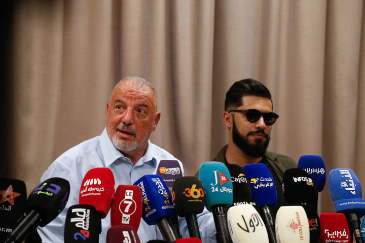 Dia juga membayar denda 20.000 dirham (USD1.800) dan meminta maaf lagi atas komentarnya, kata sumber itu, sembari menambahkan bahwa yang bersangkutan tetap diselidiki atas tuduhan penghinaan, pencemaran nama baik, dan ancaman.