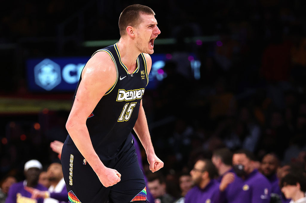 Nikola Jokic tampil gemilang saat timnya, Denver Nuggets sukses memperpanjang rekor kekalahan Los Angeles Lakers dengan kemenangan 110-99 pada laga NBA yang berlangsung di Ball Arena, Denver, Kamis, 27 Oktober 2022 WIB.