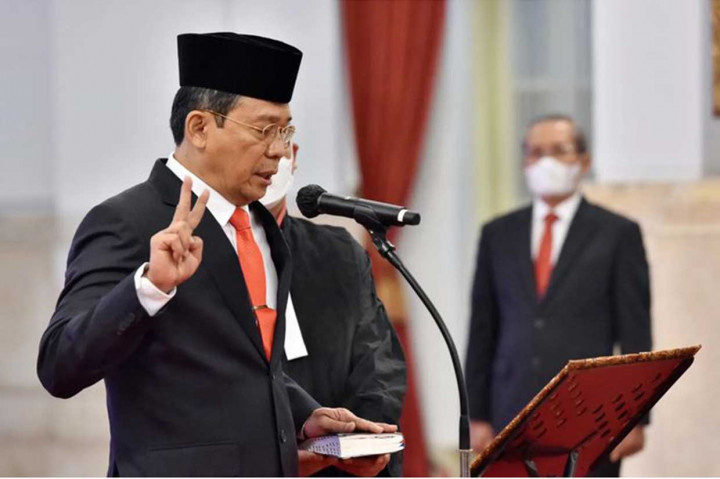 “Saya berjanji bahwa saya akan setia kepada dan akan mempertahankan serta mengamalkan Pancasila sebagai dasar negara, Undang-Undang Dasar Negara Republik Indonesia Tahun 1945 serta peraturan perundang-undangan yang berlaku bagi Negara Republik Indonesia,” ujar Johanis Tanak membacakan penggalan janji di hadapan Presiden Jokowi.