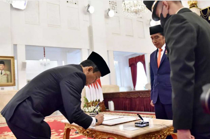 “Saya berjanji bahwa saya senantiasa akan menjalankan tugas dan wewenang saya ini dengan sungguh-sungguh, saksama, objektif, jujur, berani, adil, tidak membeda-bedakan jabatan, suku, agama, ras, gender, dan golongan tertentu dan akan melaksanakan kewajiban saya dengan sebaik-baiknya, serta bertanggung jawab sepenuhnya kepada Tuhan Yang Maha Esa, masyarakat, bangsa, dan negara,” lanjutnya.