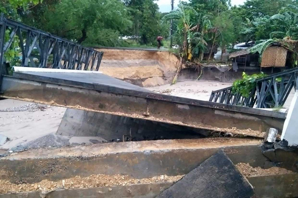 Tanah longsor dan banjir yang dipicu hujan deras dari badai Nalgae yang mendekat melanda Filipina selatanm Kamis, 27 Oktober 2022. Sedikitnya 13 orang meninggal dunia dan beberapa warga terdampar di atap rumah akibat bencana alam tersebut.
