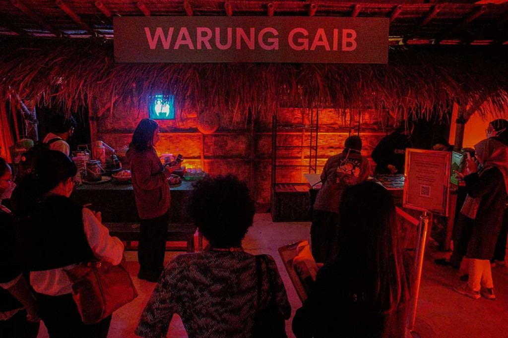 Pengunjung mengamati salah satu instalasi podcast yang menjadi rangkaian perayaan halloween platform streaming Spotify, di Ashta District 8, Jakarta Selatan.