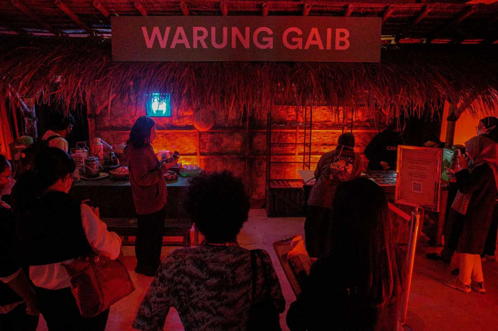 Pengunjung mengamati salah satu instalasi podcast yang menjadi rangkaian perayaan halloween platform streaming Spotify, di Ashta District 8, Jakarta Selatan.