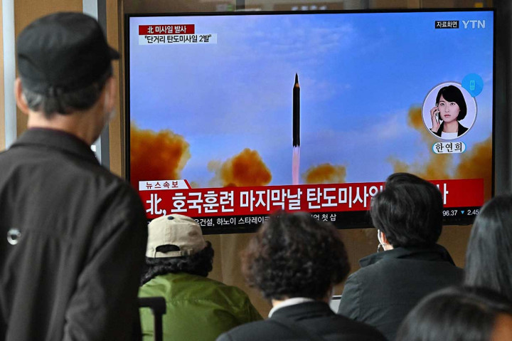 Orang-orang menonton layar televisi yang menunjukkan siaran berita dengan rekaman file uji coba rudal Korea Utara, di stasiun kereta api di Seoul pada 28 Oktober 2022, setelah Korea Utara menembakkan dua rudal balistik jarak pendek.