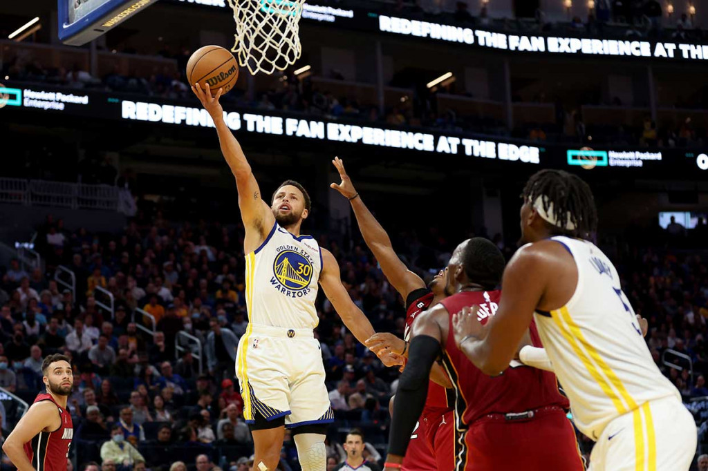 Stephen Curry memborong 33 poin disertai sembilan assist dan tujuh rebound saat memimpin Golden State Warriors meredam Miami Heat 123-110 dalam lanjutan NBA di Chase Center, California, Jumat, 28 Oktober 2022 WIB.  