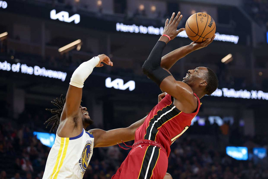 Bam Adebayo turut mencetak 26 poin, Max Strus memperoleh 14 poin, dan Kyle Lowry mendapat 12 poin, tapi Heat menderita kekalahan keempat dalam enam gim musim ini.
