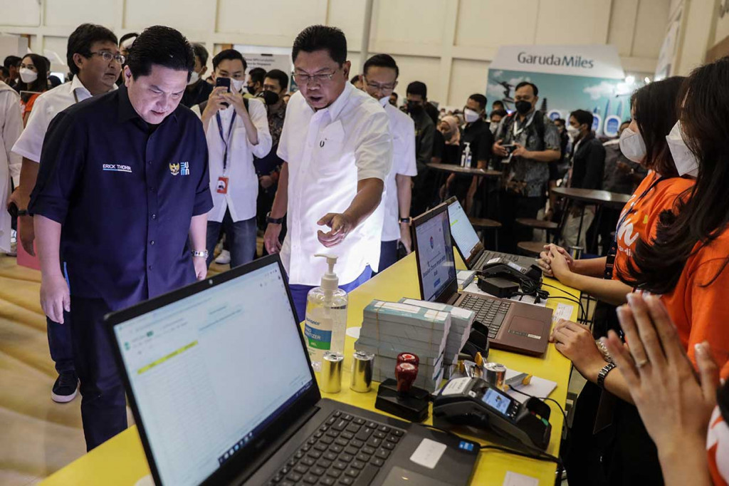 Menteri BUMN Erick Thohir (kiri) bersama Dirut Bank Mandiri Darmawan Junaidi saat mengunjungi stand Bank Mandiri pada perhelatan Garuda Indonesia Travel Fair didukung oleh Livin' by Mandiri di ICE BSD, Tangerang, Banten, Jumat, 28 Oktober 2022.