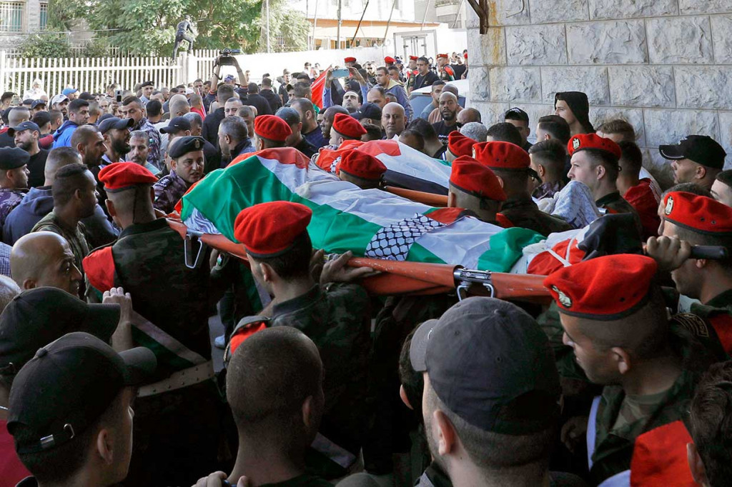 Pelayat Palestina membawa jenazah Imad Abu Rashid dan Ramzi Zabarah, selama pemakaman mereka di kamp Askar dekat kota Nablus, Tepi Barat, Jumar, 28 Oktober 2022.