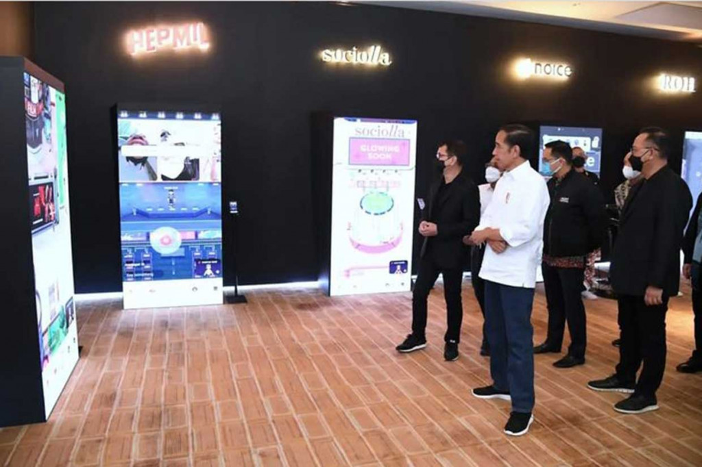 Jokowi kemudian mengatakan di dunia virtual IKN, para pengguna bisa berkesempatan bertemu orang-orang hebat, memperkenalkan produk-produknya secara nasional maupun global. Selain itu para seniman Tanah Air bisa menikmati hasil dengan menggelar konser musik.