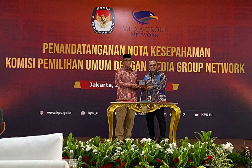 Komisi Pemilihan Umum (KPU) dan Media Group Network (MGN) menandatangani nota kesepahaman sebagai bentuk kerjasama dalam mensosialisasikan informasi seputar pemilu 2024 di Jakarta, Jumat, 28 Oktober 2022. Penandatanganan MOU dilakukan oleh Ketua KPU Hasyim Asyari dan CEO MGN M Mirdal Akib.