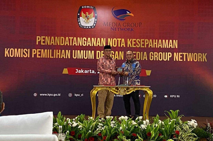 Komisi Pemilihan Umum (KPU) dan Media Group Network (MGN) menandatangani nota kesepahaman sebagai bentuk kerjasama dalam mensosialisasikan informasi seputar pemilu 2024 di Jakarta, Jumat, 28 Oktober 2022. Penandatanganan MOU dilakukan oleh Ketua KPU Hasyim Asyari dan CEO MGN M Mirdal Akib.