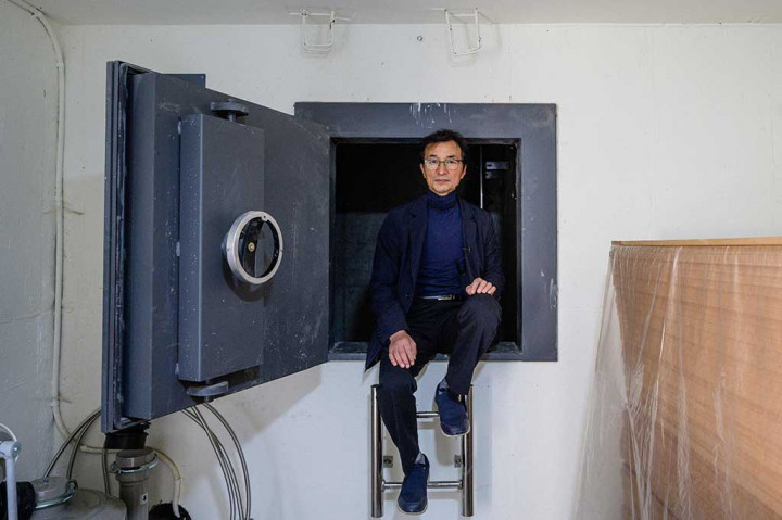 Dibangun di propertinya di kota Jecheon sekitar 75 mil (120 kilometer) tenggara ibu kota Seoul, bunker yang didanai pemerintah tersebut adalah bagian dari kampanye Lee untuk membuat warga Korea Selatan lebih serius dalam bersiap menghadapi dampak nuklir.