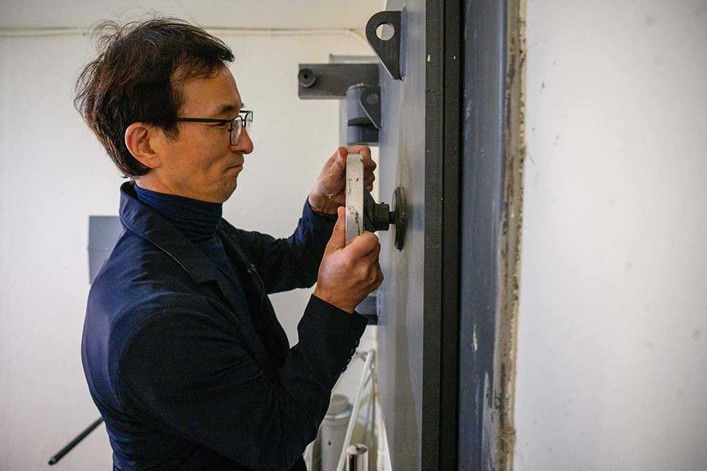 “Warga Korea Selatan tidak diharuskan untuk membangun tempat penampungan pribadi selama berabad-abad. Ada kekurangan tempat penampungan umum dan dalam banyak kasus mereka jauh,” tambahnya.