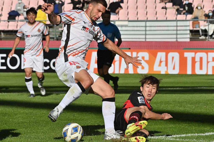 Striker klub Liga Utama Jepang (J1 League) Nagoya Grampus, Jakub Swierczok, diskors empat tahun oleh Konfederasi Sepak Bola Asia atau AFC karena pelanggaran doping.