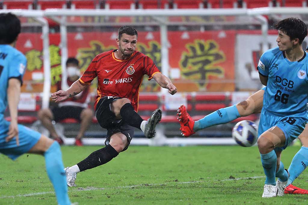 Pemain internasional Polandia itu diskors sementara pada Desember 2021 setelah sampel A-nya dinyatakan positif menggunakan zat ilegal, menyusul kekalahan timnya pada perempat final Liga Champions Asia saat melawan Pohang Steelers dari Korea Selatan.