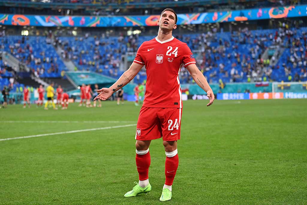 Swierczok telah bermain enam kali untuk Timnas Polandia dan bergabung dengan Nagoya pada 2021. Ia mencetak 12 gol dalam 21 pertandingan di semua kompetisi untuk klub Jepang sebelum diskors. 