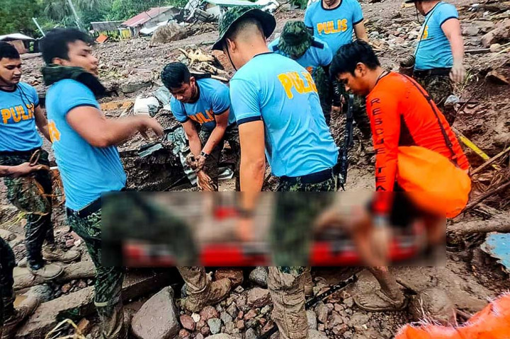 Petugas penyelamat mengevakuasi mayat seorang korban banjir selama operasi penyelamatan dan evakuasi di Datu Odin Sinsuat, Maguindanao, Jumat, 28 Oktober 2022.