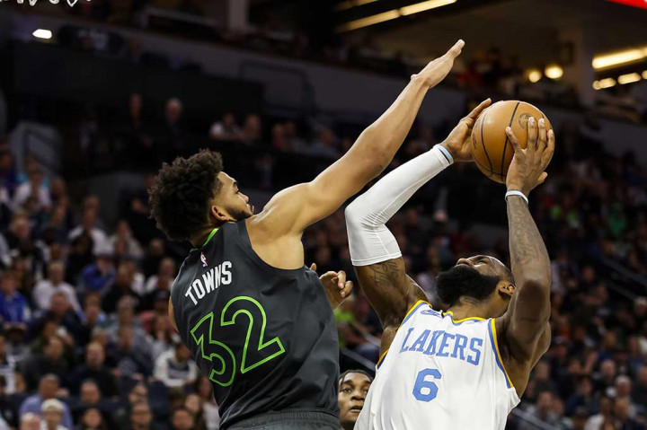 LeBron James mengemas 28 poin, tujuh rebound, dan empat steal, sementara Russell Westbrook membukukan 18 poin dan delapan rebound dari bangku cadangan untuk Lakers, yang kalah dalam lima laga pertama mereka.