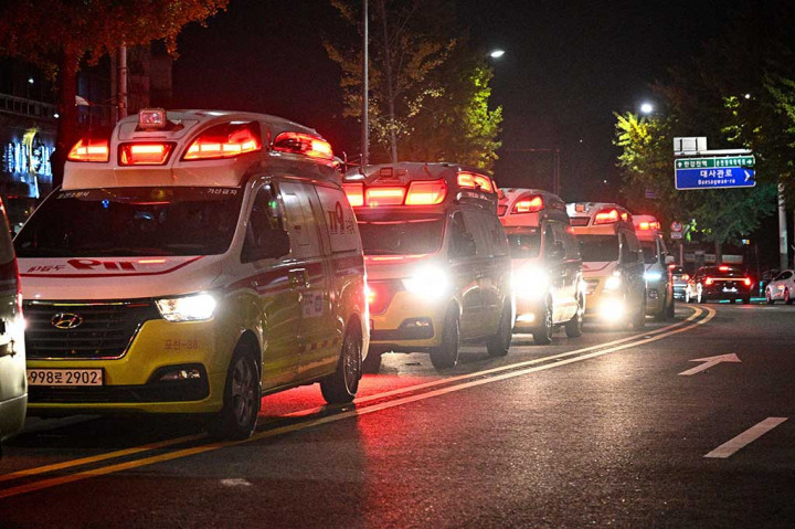 Sekitar 48 jasad kemudian terlihat diangkut dengan tandu-tandu beroda dan dipindahkan ke sebuah gedung pemerintah untuk diidentifikasi.