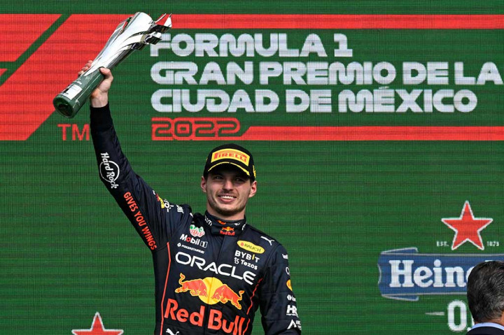 Pembalap asal Belanda yang baru saja mengunci gelar juara dunia untuk kedua kalinya itu kini melampaui rekor sebelumnya, 13 kemenangan yang dipegang oleh Michael Schumacher (2004) dan Sebastian Vettel (2013).
