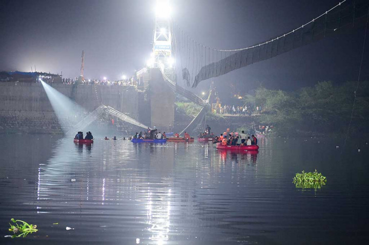 Sedikitnya 130 orang tewas setelah jembatan gantung era kolonial berusia hampir 150 tahun di India runtuh, Minggu, 30 Oktober 2022 malam waktu setepat. Runtuhnya jembatan menyebabkan puluhan orang jatuh ke sungai di bawahnya.