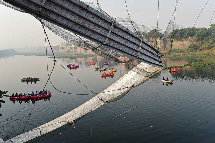 Jembatan di atas sungai Machchhu sekitar 200 kilometer (120 mil) barat kota utama Gujarat, Ahmedabad, baru dibuka kembali beberapa hari sebelumnya setelah berbulan-bulan diperbaiki.