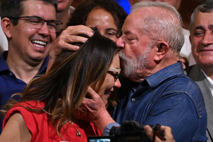 Presiden terpilih untuk Partai Buruh (PT) sayap kiri Luiz Inacio Lula da Silva mencium istrinya, Rosangela 'Janja' da Silva, setelah memenangi pemilihan presiden putaran kedua, di Sao Paulo, Brasil, pada Minggu, 30 Oktober 2022 waktu setempat. 