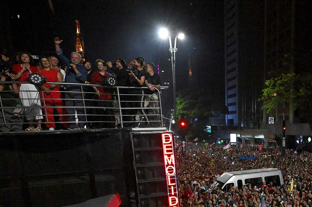 Presiden terpilih Lula perdamaian dan persatuan. 