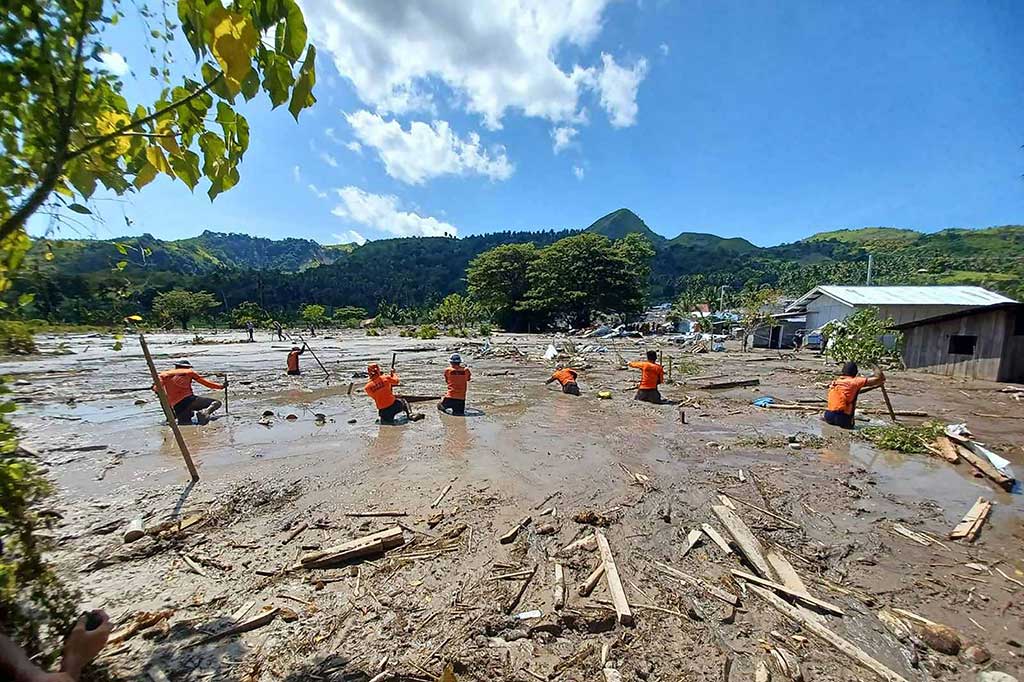 Tim penyelamat terus melakukan pencarian para korban yang hilang pasca badai yang melanda Filipina.