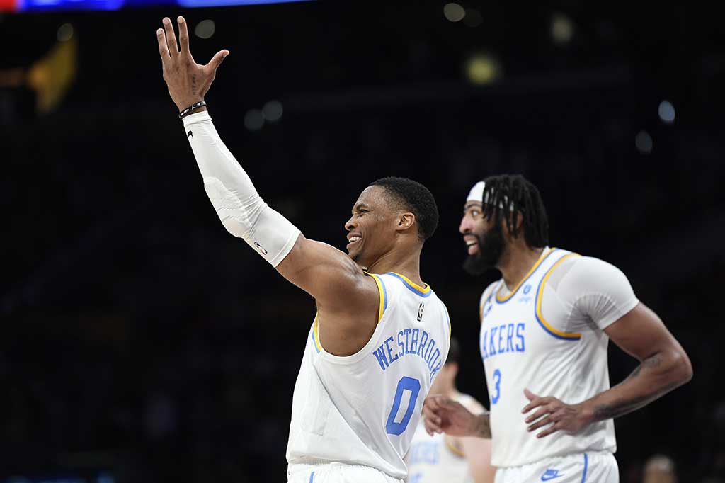 Los Angeles Lakers akhirnya merasakan kemenangan perdana musim ini setelah menutup rangkaian pekan kedua NBA 2022-23 dengan mengalahkan Denver Nuggets 121-110 di Crypto.com Arena, California, Senin, 31 Oktober 2022 WIB.  