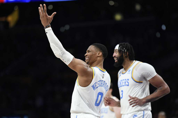 Los Angeles Lakers akhirnya merasakan kemenangan perdana musim ini setelah menutup rangkaian pekan kedua NBA 2022-23 dengan mengalahkan Denver Nuggets 121-110 di Crypto.com Arena, California, Senin, 31 Oktober 2022 WIB.  