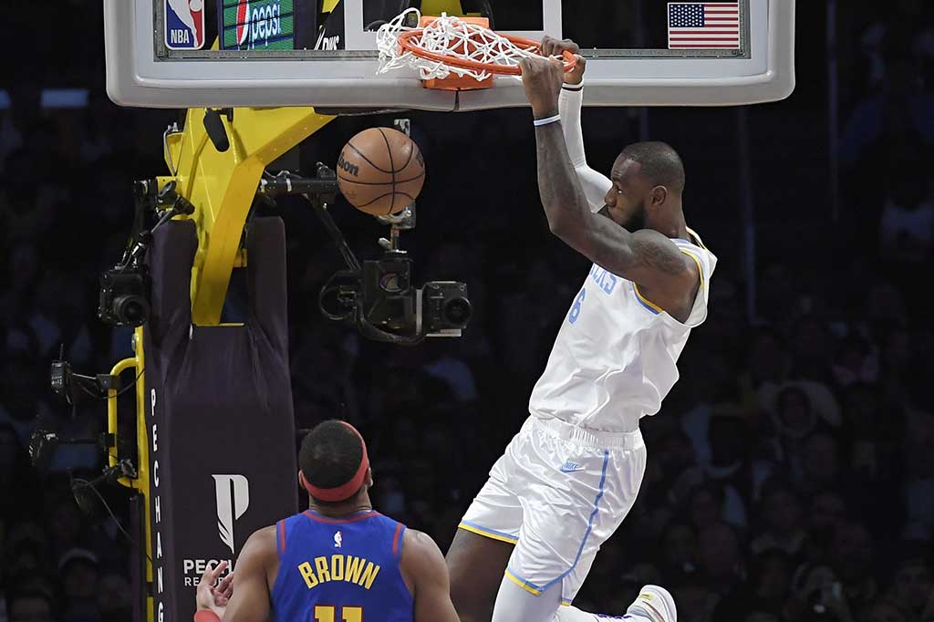 LeBron James mencetak 26 poin dan Anthony Davis menambahkan 23 poin untuk membantu Lakers menghentikan rentetan lima kekalahan beruntun di awal musim.