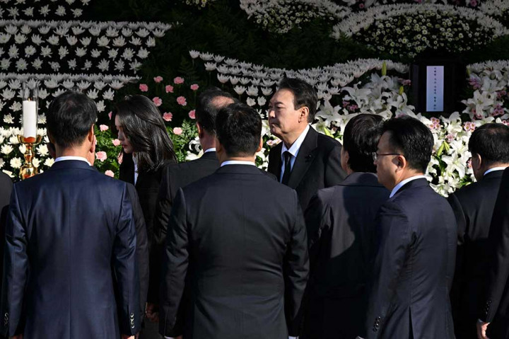 Presiden Korea Selatan Yoon Suk-yeol membuka peringatan pada Senin, 31 Oktober 2022 untuk 154 orang yang tewas dalam kerumunan massa pada perayaan Halloween di Itaewon.