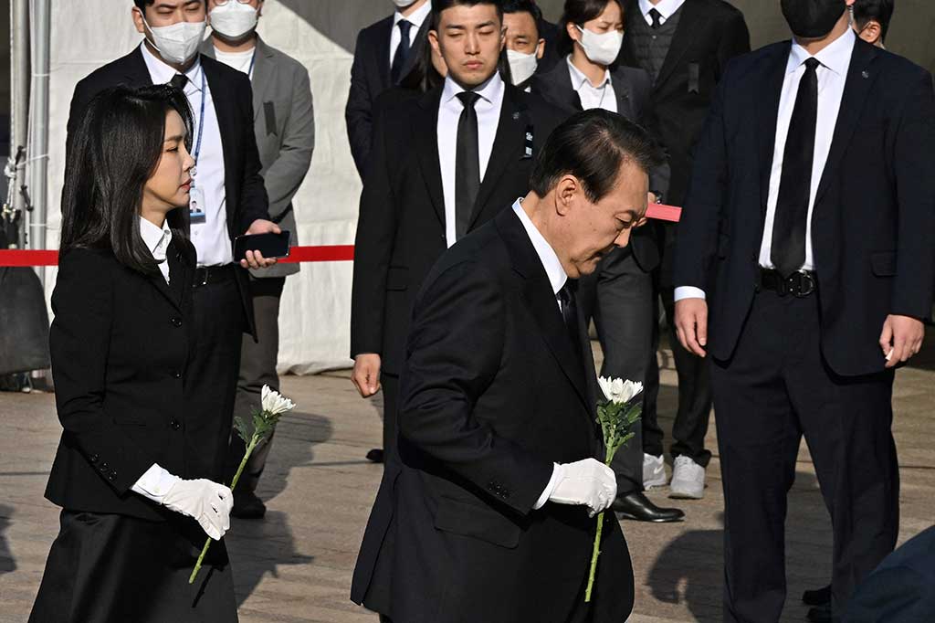 Setelah Presiden dan istrinya meletakkan bunga putih di altar besar yang didirikan di pusat kota Seoul untuk para korban tragedi Itaewon, anggota masyarakat mulai berdatangan untuk memberikan penghormatan.