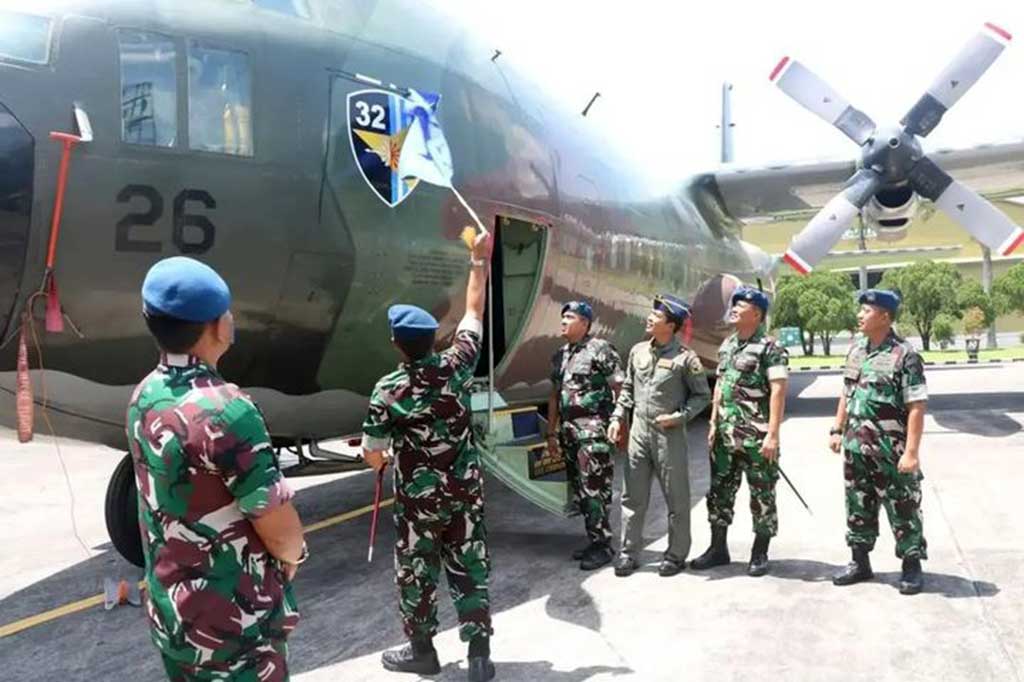 Acara dilanjutkan dengan berupa pembukaan selubung logo Skadron Udara 32 di pesawat dan penyiraman air kembang oleh Komandan Lanud Abd Saleh diikuti para pejabat serta diakhiri dengan foto bersama dengan baground pesawat C-130 Hercules A-1326.