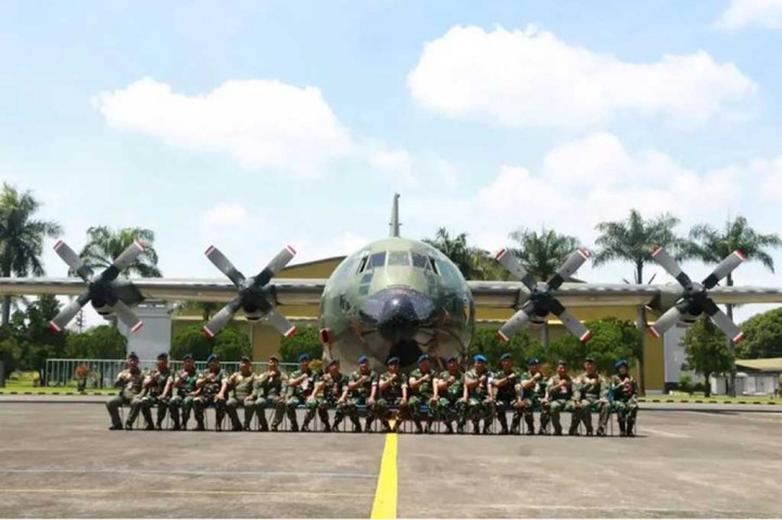 Sebelum kedatangan pesawat C-130 Hercules A-1326 ini,  juga telah datang pesawat C-130 Hercules A-1328 yang telah terlebih dahulu memperkuat Skadron Udara 32, yang merupakan realokasi dari Skadron Udara 31.