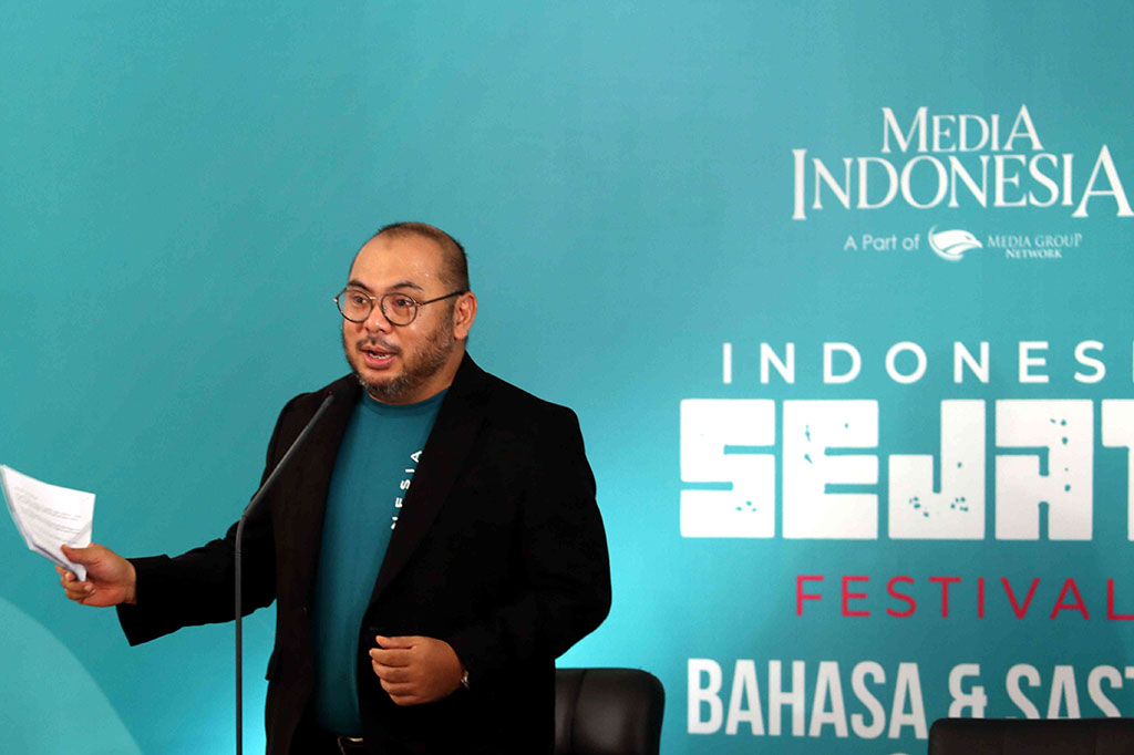 CEO Media Group Network Mohammad Mirdal Akib memberikan sambutan saat membuka Festival Bahasa & Sastra 2022 Media Indonesia, di lobi Grand Studio Metro TV, Kebon Jeruk, Jakarta, Senin, 31 Oktober 2022. 