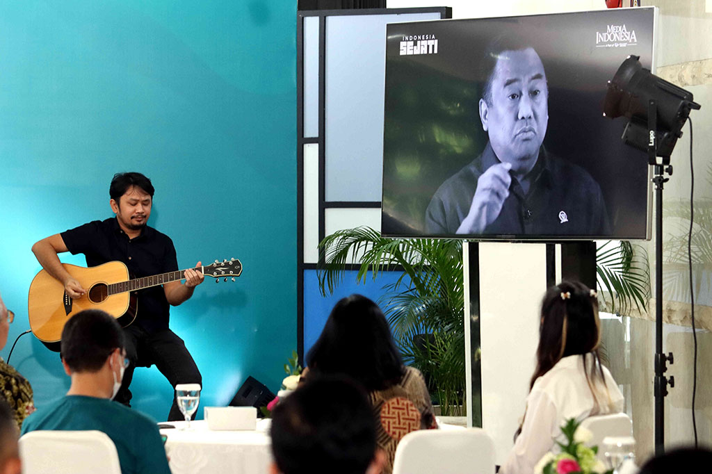 Menurut dia, Indonesia juga bercita-cita menjadikan bahasa Indonesia sebagai bahasa dunia. “Sumber bahasa Indonesia ada 700 lebih bahasa daerah. Namun, kita lebih memilih bahasa di luar itu yang sudah lebih dulu eksis, bukan kosakata baru yang kita ambil dari kearifan lokal,” lanjut Mirdal.