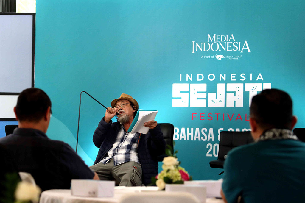 Festival Bahasa & Sastra 2022 yang dihelat dalam rangka memperingati Sumpah Pemuda dan Bulan Bahasa ini semakin semarak ketika Presiden Penyair Indonesia Sutardji Calzoum Bachri tampil membacakan puisi karyanya ber judul Tanah Air Mata.